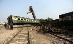 Pakistan'da yolcu treni raydan çıktı: 5 ölü, 30 yaralı