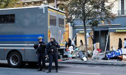 Paris'teki protestolarda çok sayıda mağaza hasar gördü