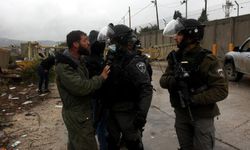 Nablus'ta İsrail sınır polisiyle tartışan Filistinliler