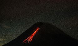 Endonezya'da Merapi Yanardağı faaliyetini sürdürüyor