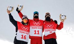 Beijing 2022'de erkekler snowboard slope stil finalinde ilk üç sırayı alan sporcular