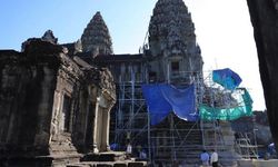 Kamboçya ünlü Angkor Wat'ın Bakan kulesindeki Buda heykellerini restore ediyor