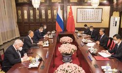Çin Dışişleri Bakanı ülkesini ziyaret eden Rusya Dışişleri Bakanı ile görüştü