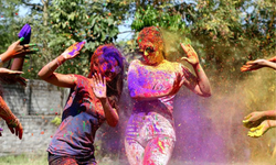 Hindistan'da Holi Festivali'nden renkli görüntüler