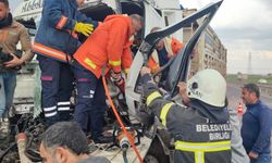 Karton gibi katlanan TIR’dan şoför yaralı kurtuldu