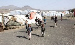 Yemen'de su kuyruğunda bekleyen çocuklar