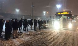 Yollar kapandı, yüzlerce vatandaş metrobüs duraklarında mahsur kaldı