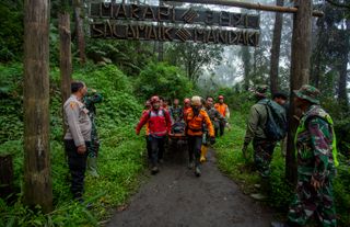 Endonezya'da yanardağ patlamasının ardından kurtarma çalışmaları devam ediyor