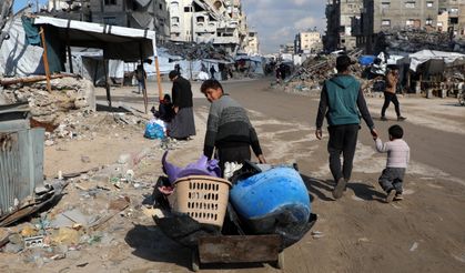Gazzeliler zorlu koşullar altında günlük yaşantılarını sürdürmeye çalışıyor