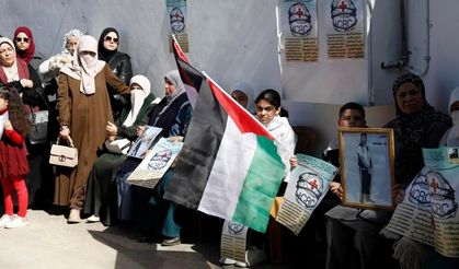 Batı Şeria'daki Filistinliler, İsrail'in insani yardım çalışmalarını engellemesini protesto etti