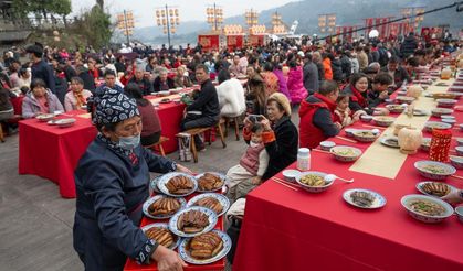 Çin'de Çin Yeni Yılı Arifesi'nde aileler aynı sofrada bir araya geldi