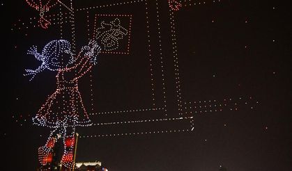 Çin'in Chongqing Belediyesi'nde düzenlenen drone ışık gösterisi izleyenleri büyüledi