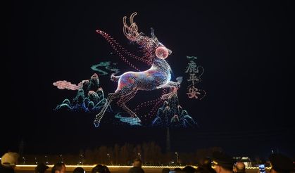 Çin'in Gansu eyaletinde düzenlenen drone ışık gösterisi izleyenleri büyüledi