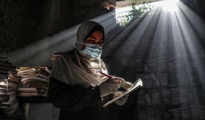 Filistinli gönüllüler, İsrail saldırısında zarar gören Büyük Ömer Camii Kütüphanesi'ndeki eserleri onarıyor