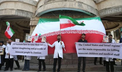 İran'da sağlık çalışanları ABD-İsrail saldırılarını protesto etti