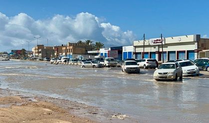 Libya'da şiddetli yağışlar nedeniyle sular altında kalan yollarda araçlar güçlükle ilerledi