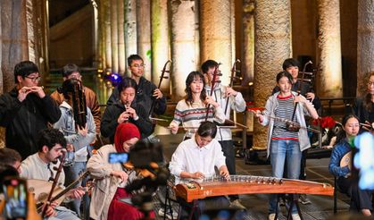 Türk ve Çinli öğrenciler, Yerebatan Sarnıcı'nda Çin halk müziği performansı sergiledi