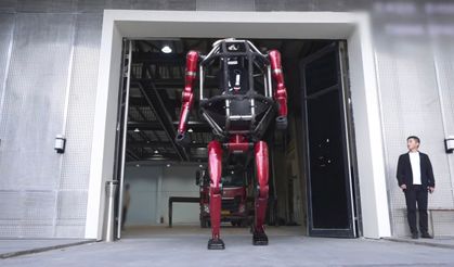 Çinli robot şirketi, bilim kurgu filmlerinin vazgeçilmezi insanlı meka robotunu tanıttı