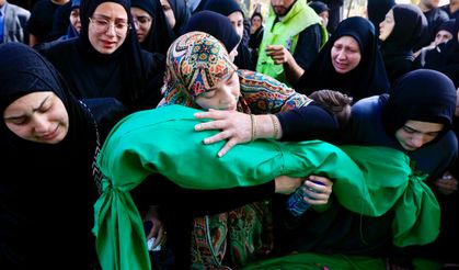 İsrail'in Lübnan'a yönelik hava saldırısında ölenler için cenaze töreni düzenlendi