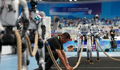 2. Dünya İnsansı Robot Oyunları'nda robotlar halat çekme yarışında güçlerini sergiledi