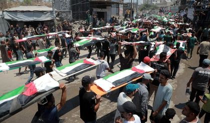 Gazze'de enkazdan çıkarılan 112 Filistinlinin cenazesi 3 yıl sonra toprağa verildi