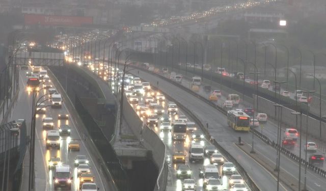 İstanbul güne yağmurla uyandı, trafik yüzde 51’e ulaştı