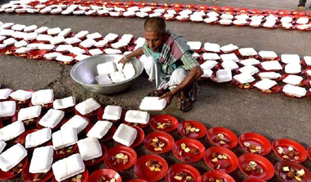 Bangladeş'in başkenti Dakka'da 'iftar' zamanı