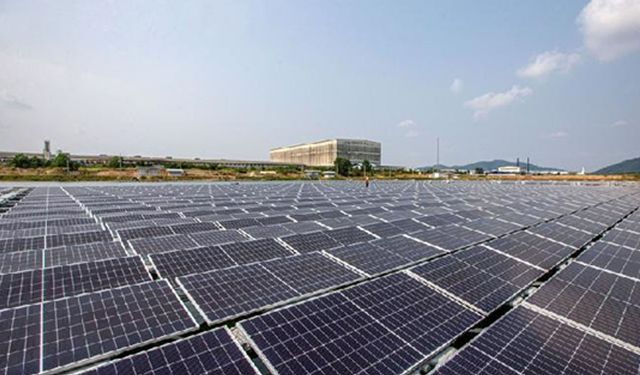 Çin'in en büyük yoğunlaştırılmış güneş enerjisi santrali rekor üretime ulaştı