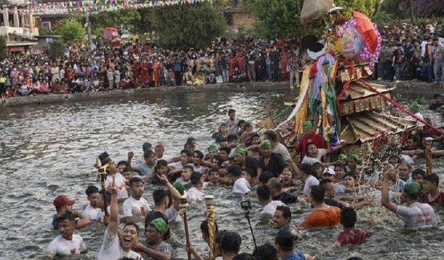 Nepal'de Nisan'da düzenlenen geleneksel festival kutlamalarından anlar