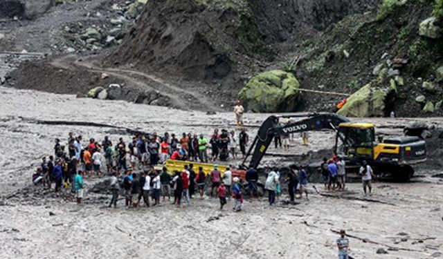 Endonezya'da Merapi Yanardağı'nın soğuk lavı toprak kaymasıyla nehre taşındı