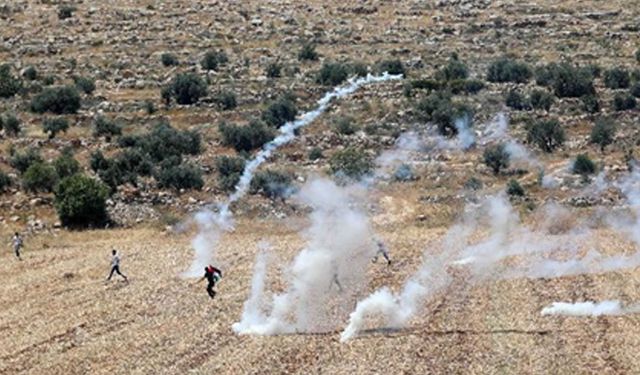 Batı Şeria'nın Beit Dajan köyünde protestocular İsrail askeriyle çatıştı