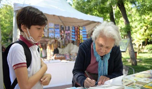 İstanbul'daki Maçka Kitap Fuarı, cazip fiyatlarıyla kitapseverleri çekiyor