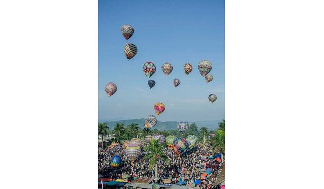 Endonezya'da Ramazan Bayramı tatilinde balon festivali düzenlendi