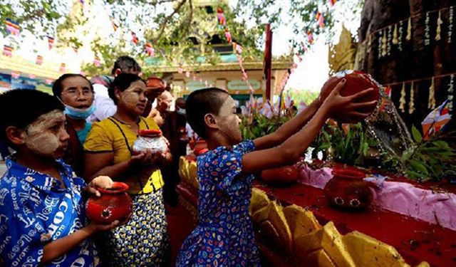 Myanmar halkı Kason ayı dolunay gününü kutladı