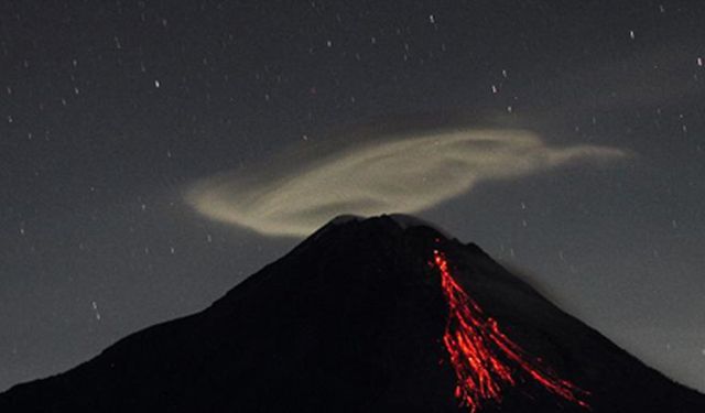 Endonezya'da Merapi Yanardağı lav püskürtüyor