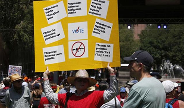 ABD'nin Houston kentinde silahlı şiddet olayları protesto edildi