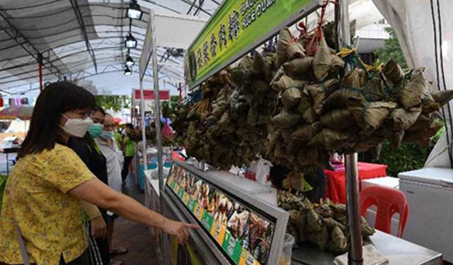 Singapur'da Ejderha Teknesi Festivali