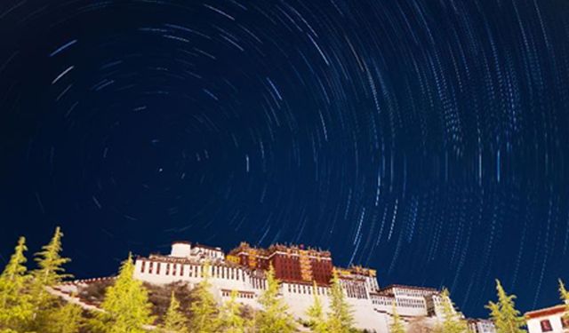 Tibet'ten yıldızlı gökyüzü manzarası