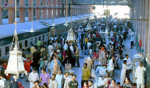 Pakistan'da Ramazan Bayramı nedeniyle tren istasyonları doldu