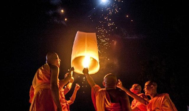 Endonezya'daki Vesak Günü kutlamalarında fenerler uçuruldu