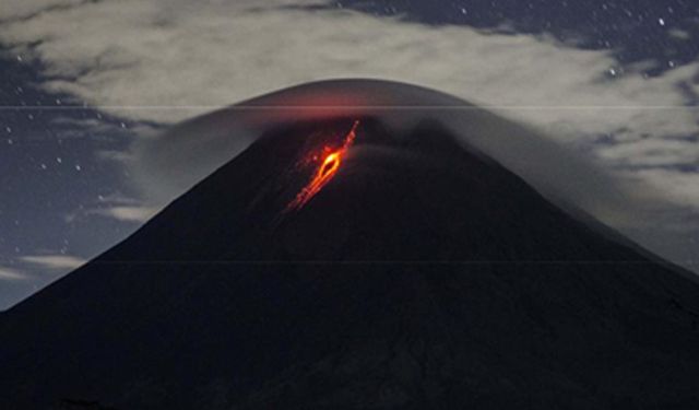 Endonezya'da Merapi Yanardağı lav püskürtüyor