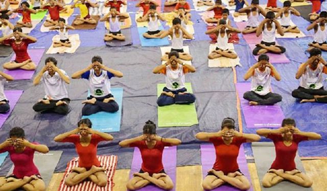 Hindistan'da yoga tutkunları Uluslararası Yoga Günü'ne hazırlanıyor