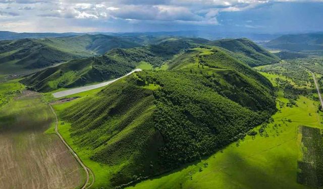 Çin'in İç Moğolistan bölgesinden dağ manzarası