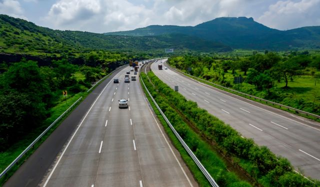 Otoyollarda otomobillerin hız sınırları yükseltildi