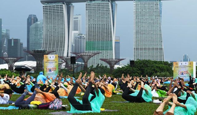 Singapur'da Uluslararası Yoga Günü etkinliği