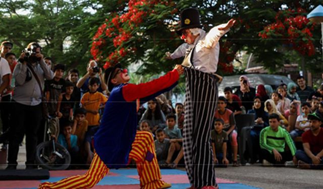 Gazzeli gençler Sirk ve Dabke Festivali'nde hoş vakit geçirdi