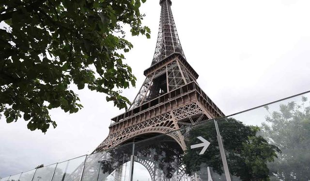 Paris'in simgesi Eyfel Kulesi pas tuttu