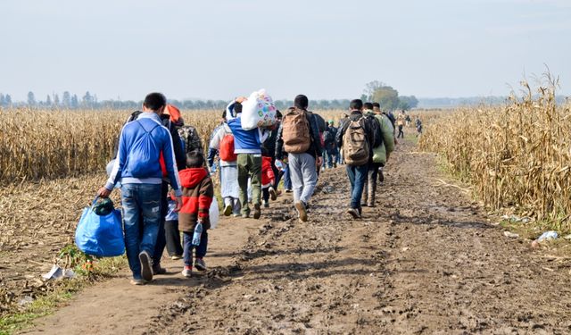 İtalya'dan gönderilen ilk göçmen grubu Arnavutluk'a ulaştı