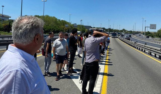 Metrobüs arıza yaptı, yolcular yolda kaldı