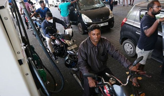 Sri Lanka'da olağanüstü halde bir yakıt kuyruğu